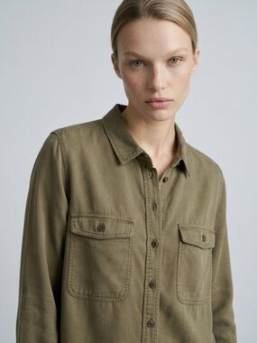 WOMEN’S SOCIAL STANDARD BY SANCTUARY ARMY GREEN GORP-CORE TENCEL BUTTON-DOWN TOP